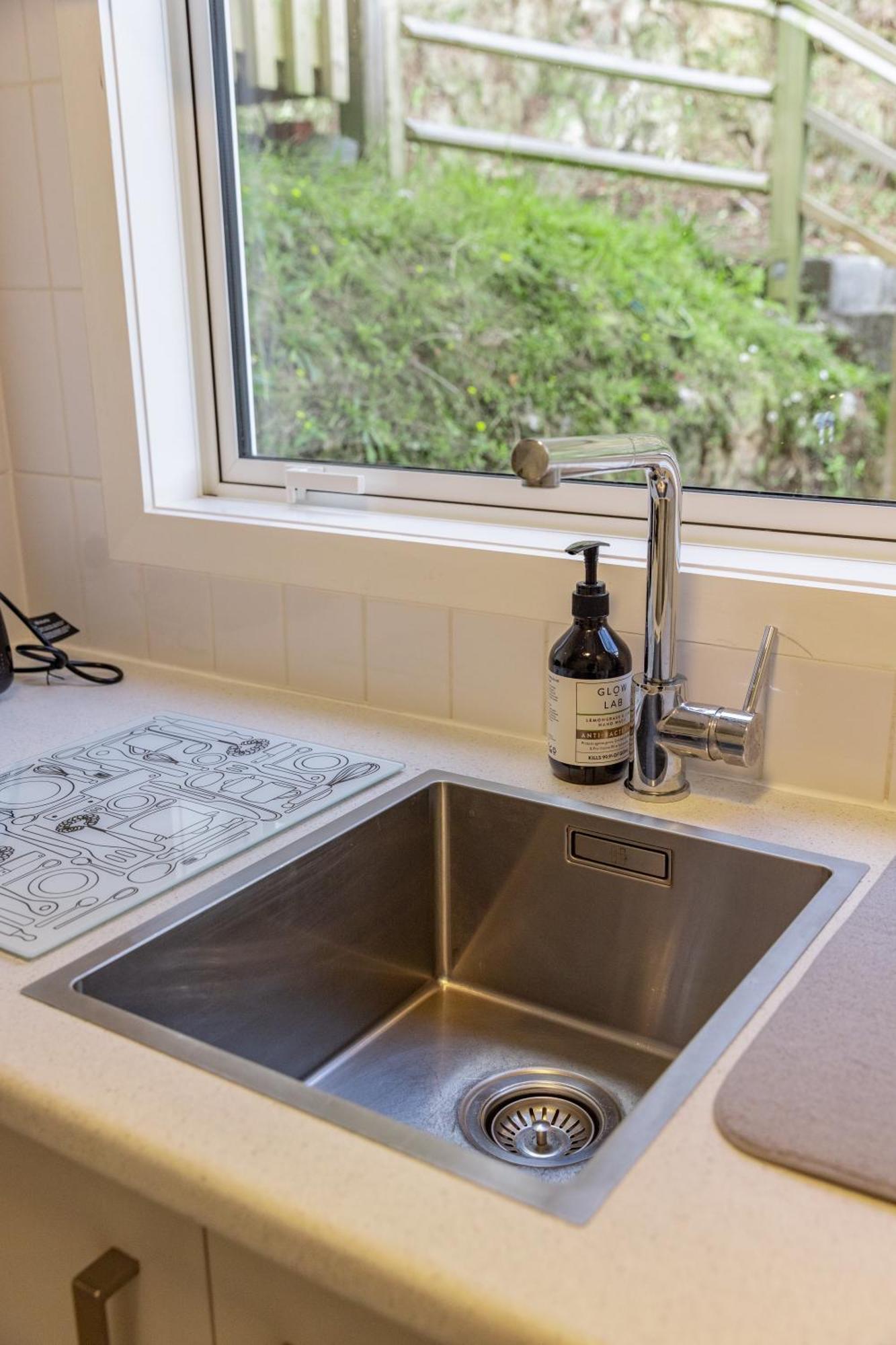 Back Garden Flat With Free On Street Parking And Fiber Wifi - 15 Mins To Ferry, Stadium, Cbd Wellington Ngoại thất bức ảnh